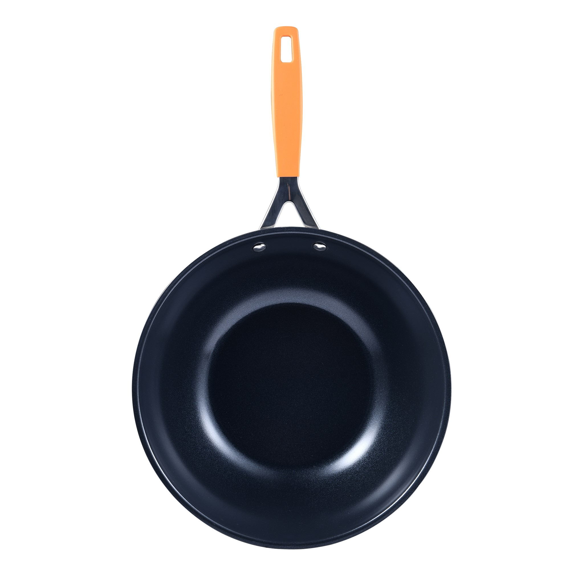 Un wok azul oscuro con mango naranja, aislado sobre fondo blanco.
