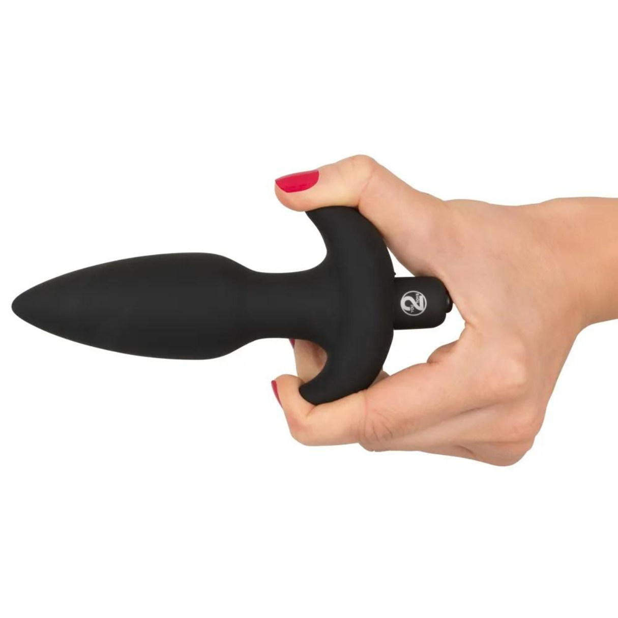 Schwarzer Analplug in der Hand einer Person, roter Nagellack, weißer Hintergrund.