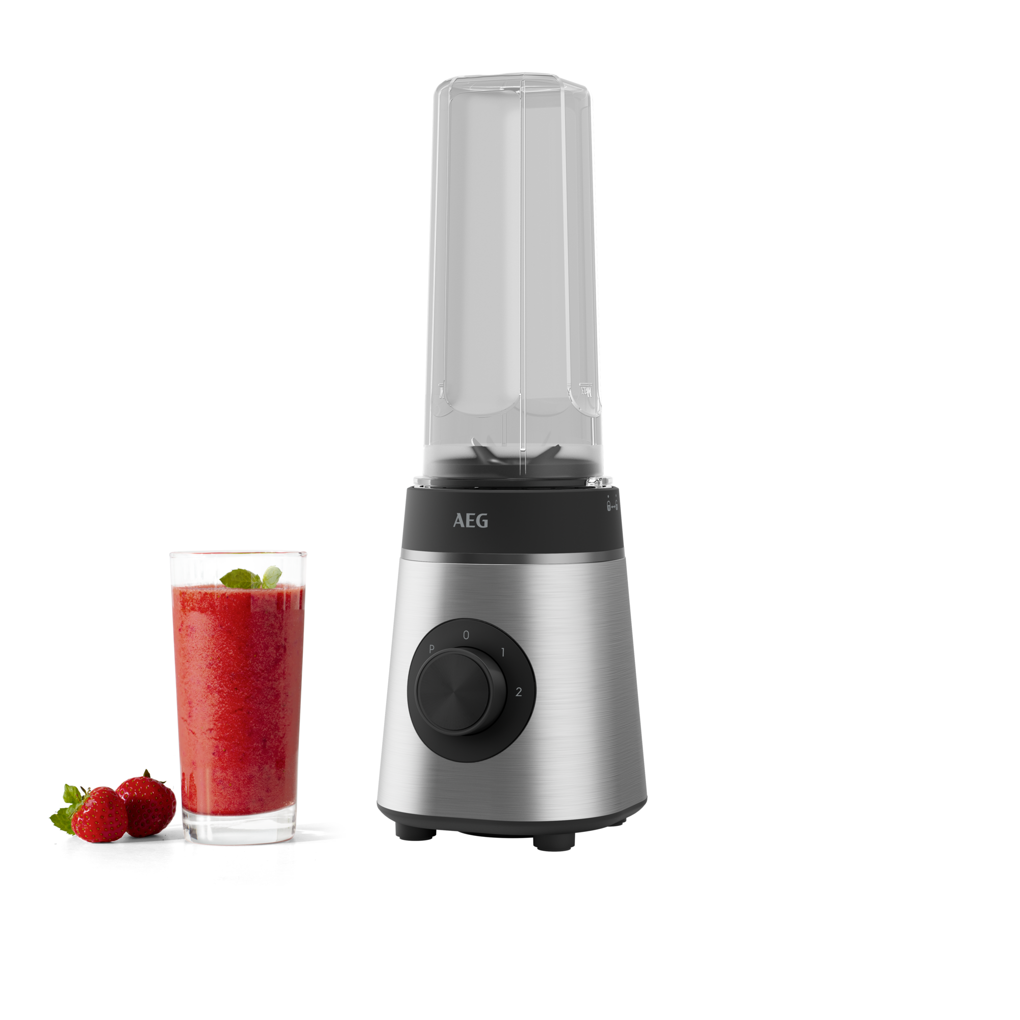 Silberner Mixer mit einem Glas rotem Smoothie und Erdbeeren auf schwarzem Grund.
