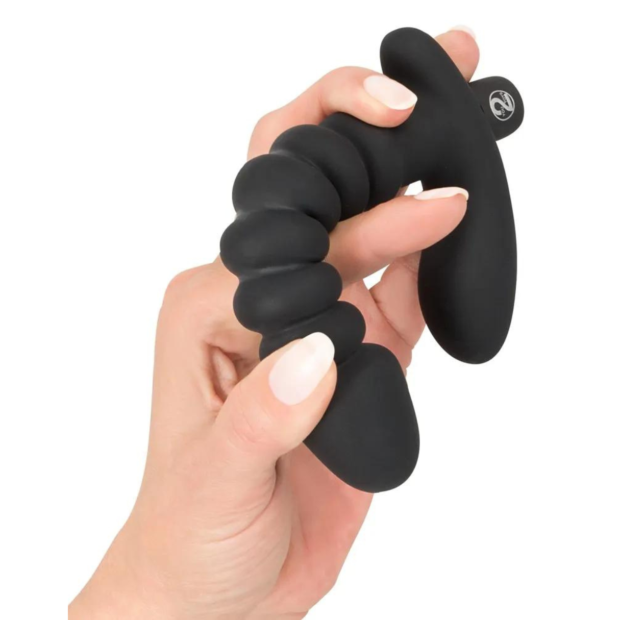 Schwarzes Analspielzeug in einer Hand gehalten, mit weißem Hintergrund.