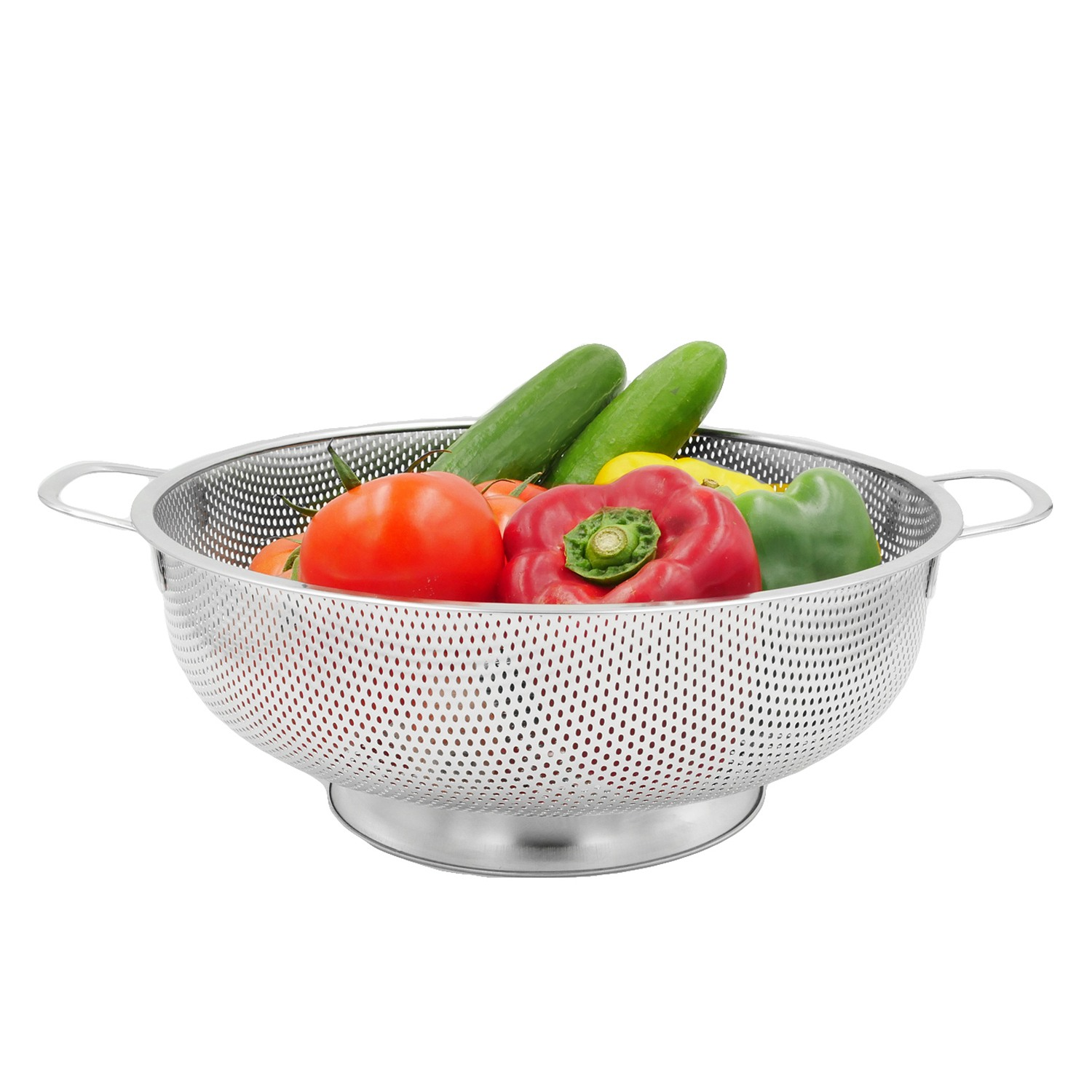 Ein Edelstahl-Sieb gefüllt mit frischem Gemüse: Tomaten, Paprika und Gurken.