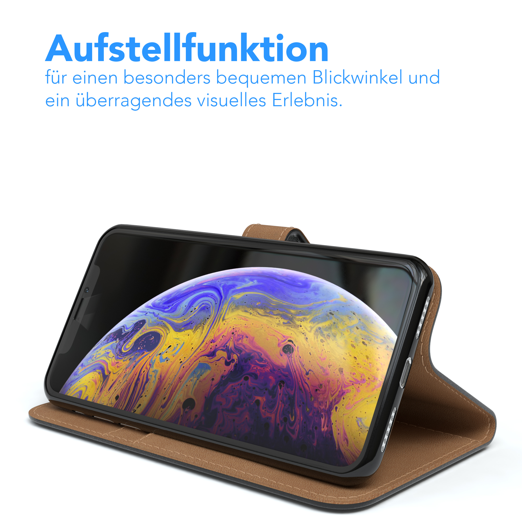 Ein Smartphone in einer braunen Lederhülle, die aufgeklappt und aufgestellt ist.