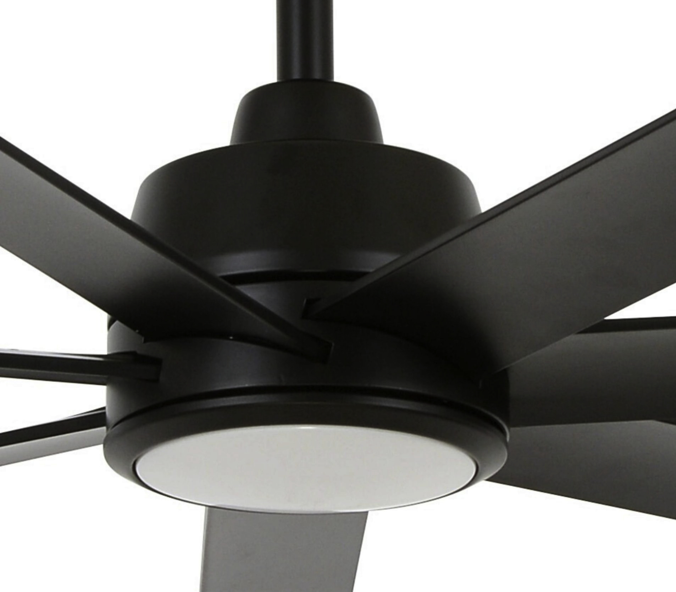 Deckenventilator mit dunkelbraunen Flügeln und kreisförmiger Leuchte in der Mitte.
