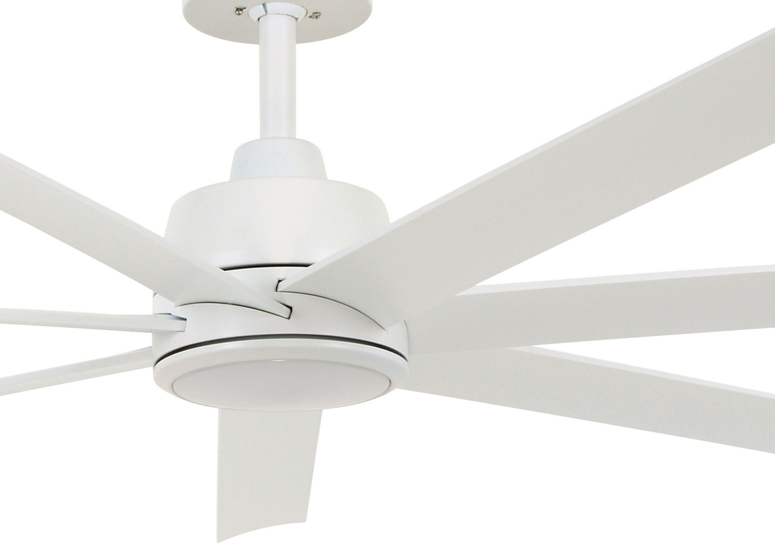 Weißer Deckenventilator mit sieben Flügeln und einem zentralen Licht, vor weißem Hintergrund.