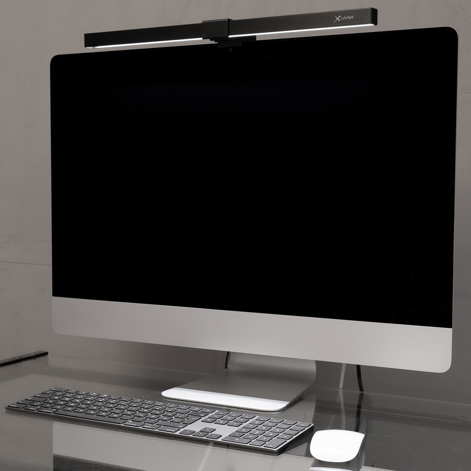 Schwarze Monitor-Lichtleiste. Sie ist oben auf einem Monitor montiert.