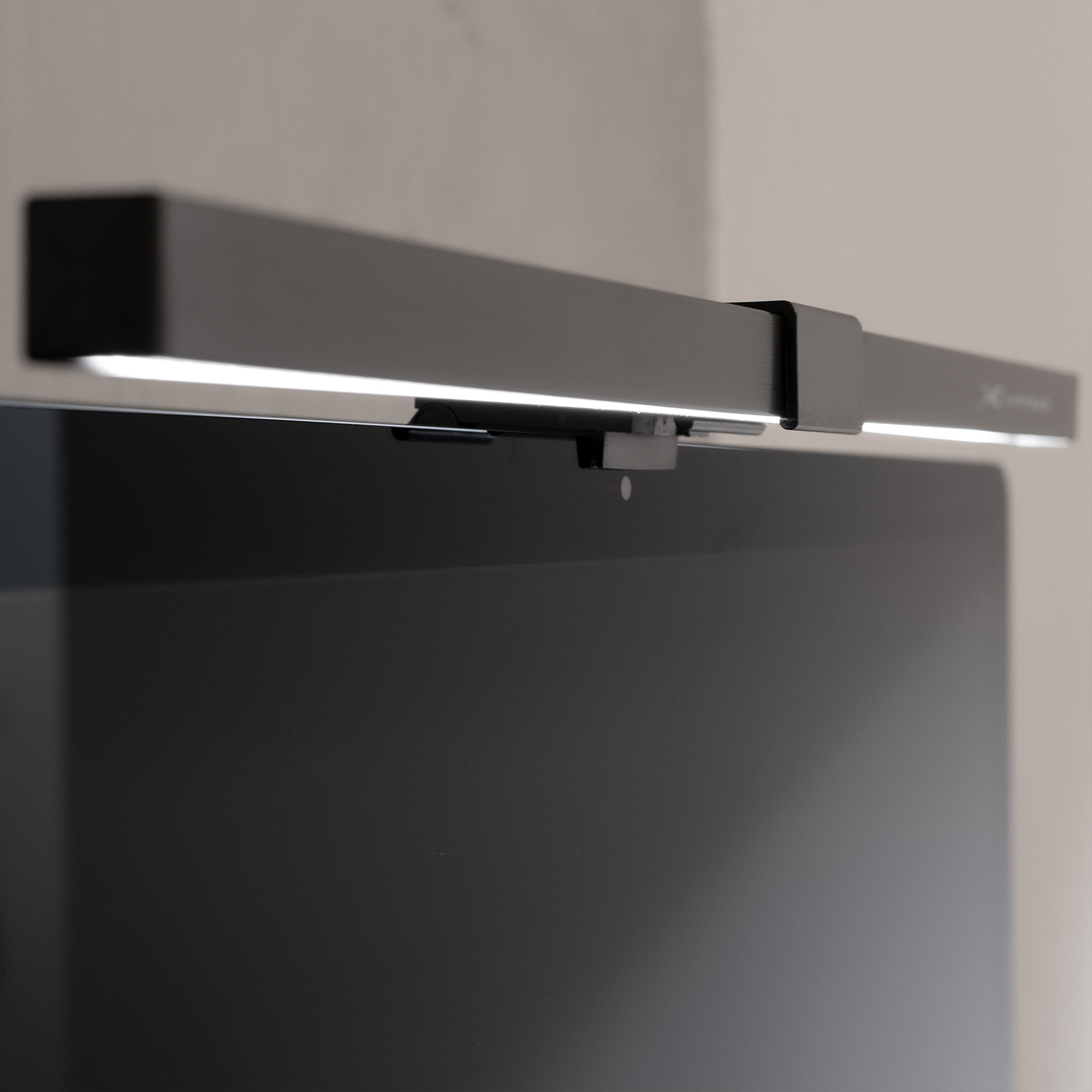 Schwarze Monitor-Lichtleiste über einem Computermonitor. Das Licht ist an.