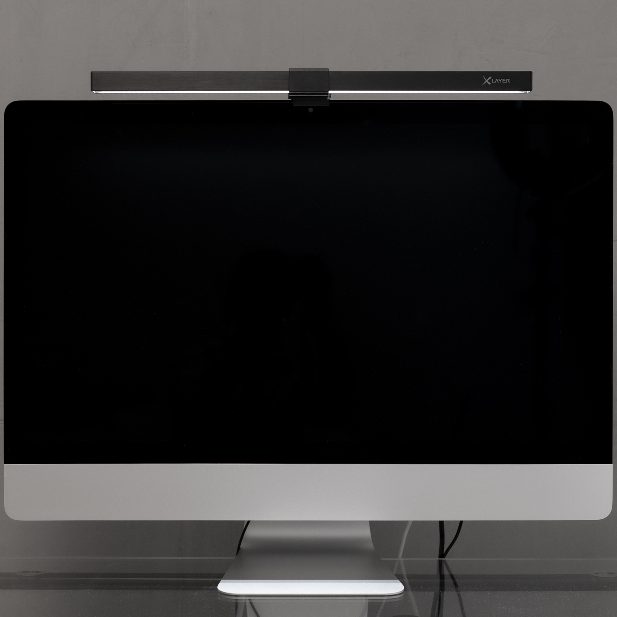 Computermonitor mit schwarzer LED-Lichtleiste oben und dunkler Oberfläche darunter.