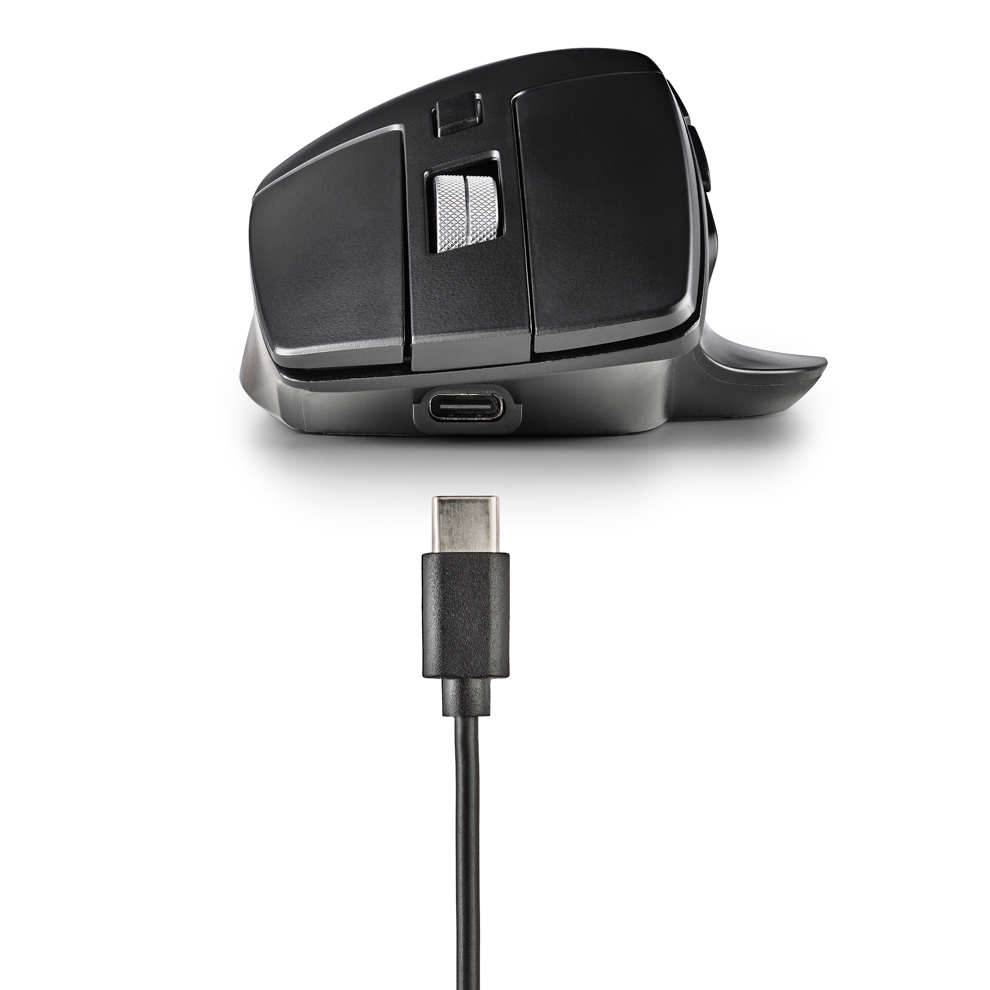 Un ratón de ordenador negro con un cable de carga conectado.