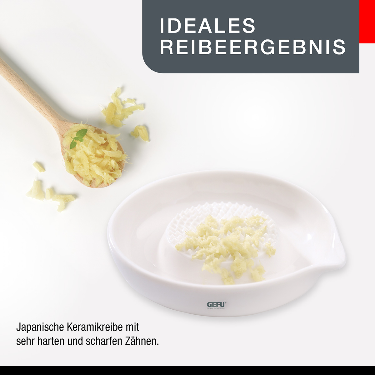 Weiße Keramikreibe mit geriebenem Ingwer, ein Holzlöffel mit Ingwer und Text.
