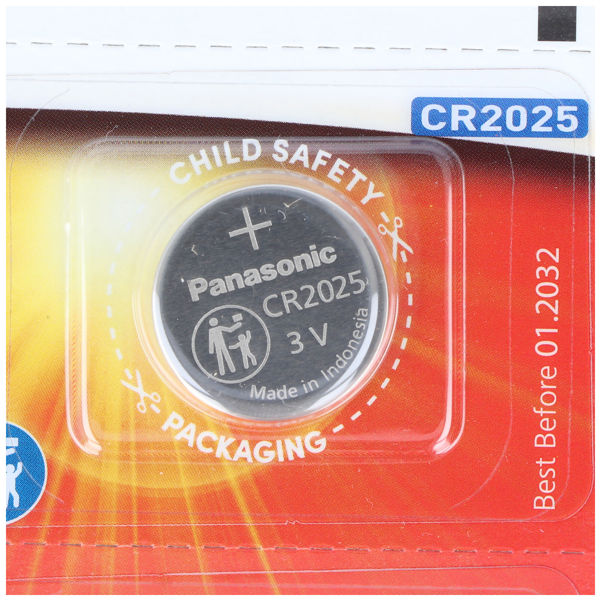 Batteria CR2025 in confezione. La batteria è argentata con testo e un simbolo di sicurezza.