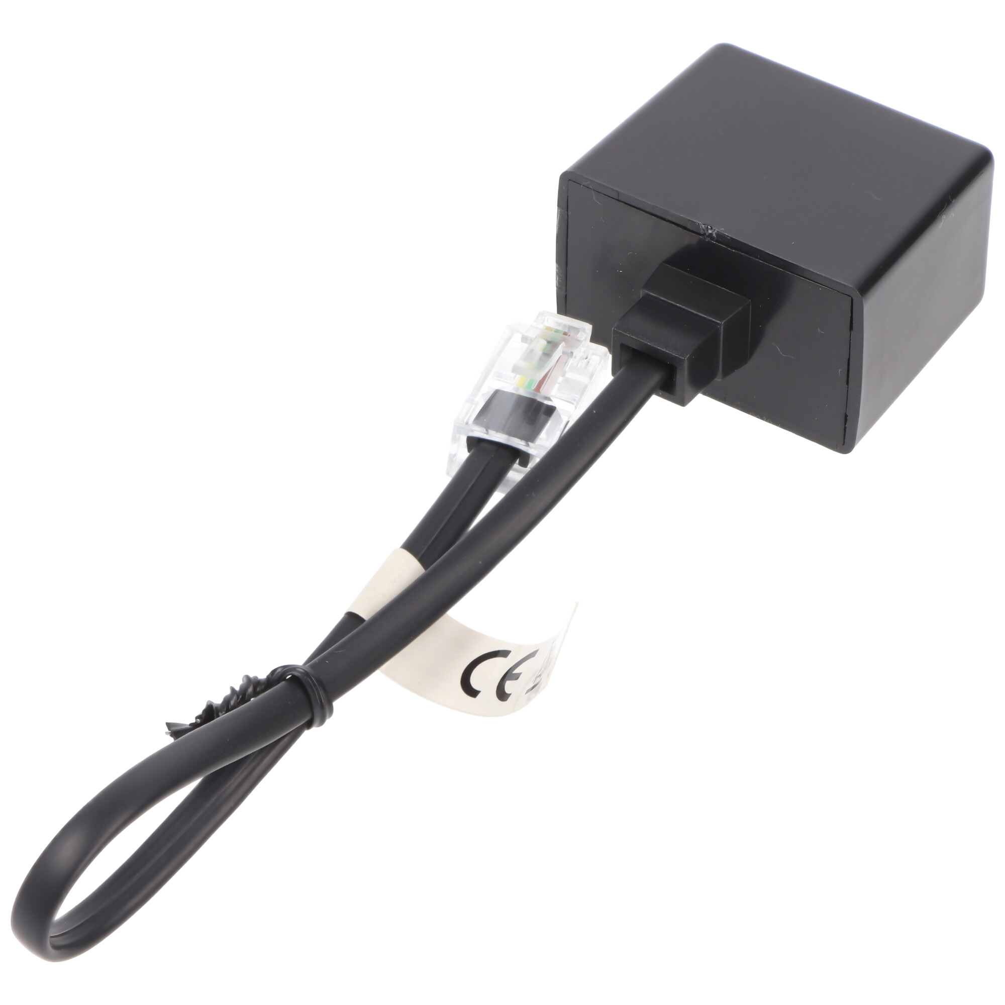 Zwarte adapter met twee zwarte kabels en connectoren. De kabels verbinden met een zwarte vierkante doos.