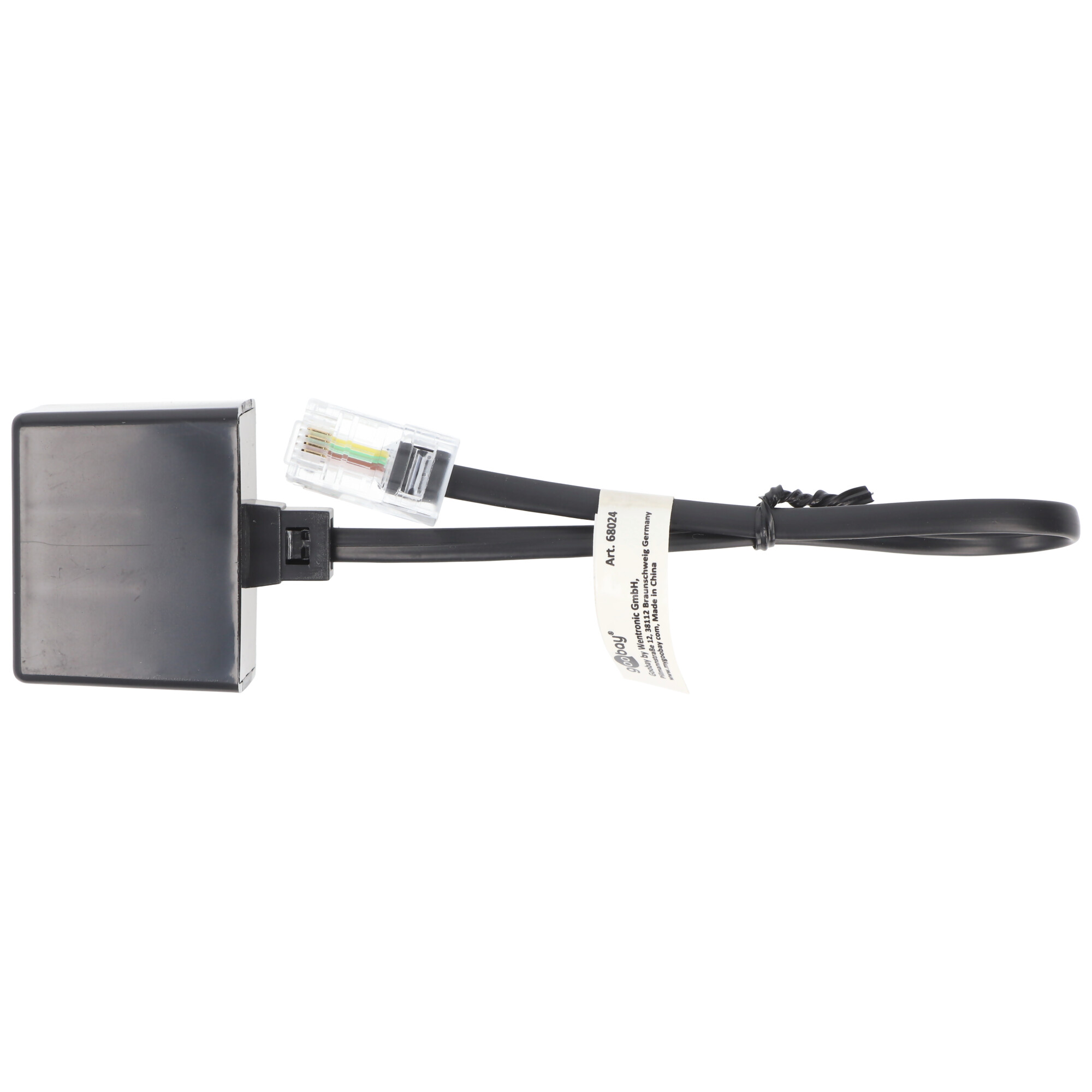 Een zwarte kabel met een netwerkconnector en een zwarte doos. De kabel heeft een wit label.