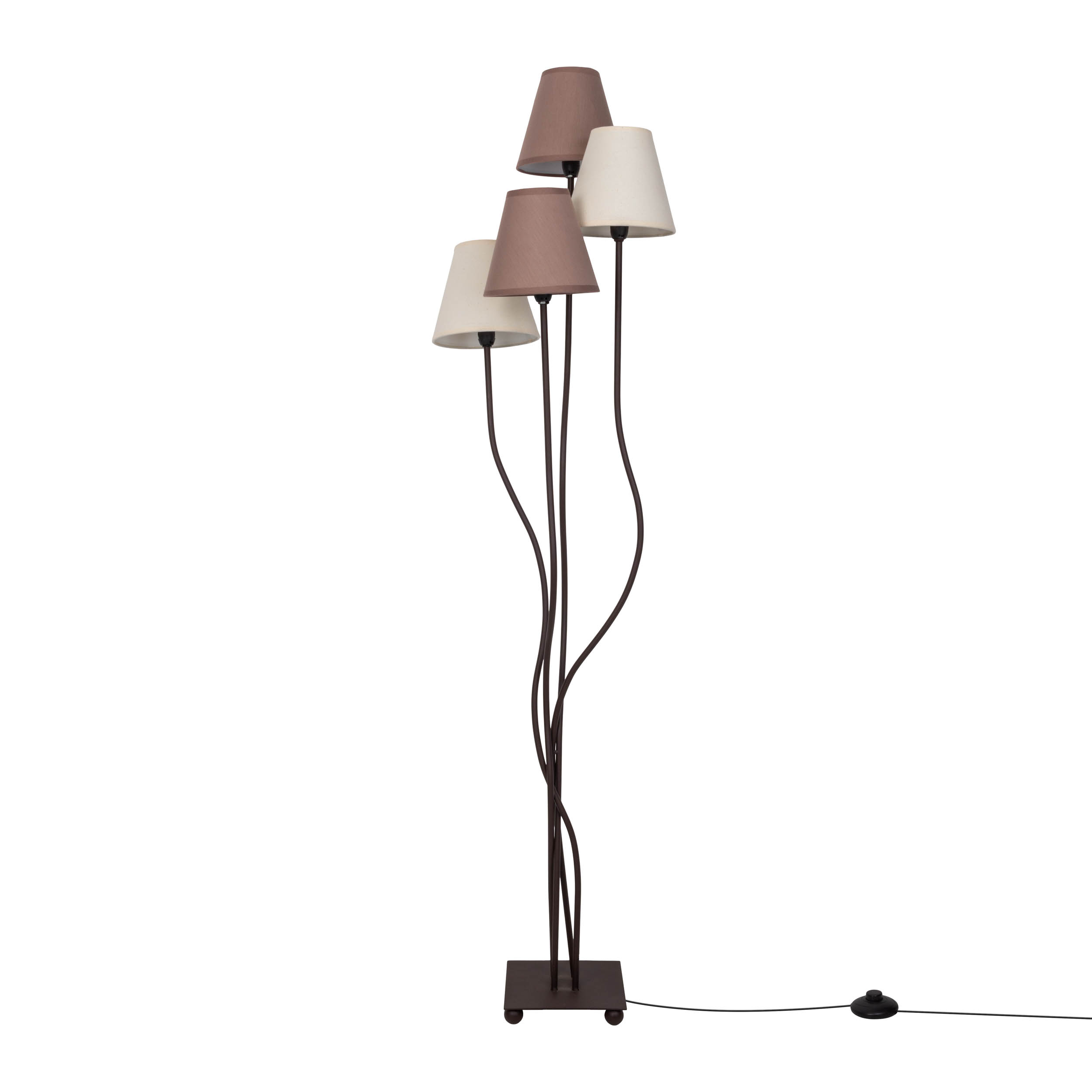 Stehlampe mit vier Schirmen. Brauner Sockel und Schirme, weißer Hintergrund. Geschwungene Stiele.