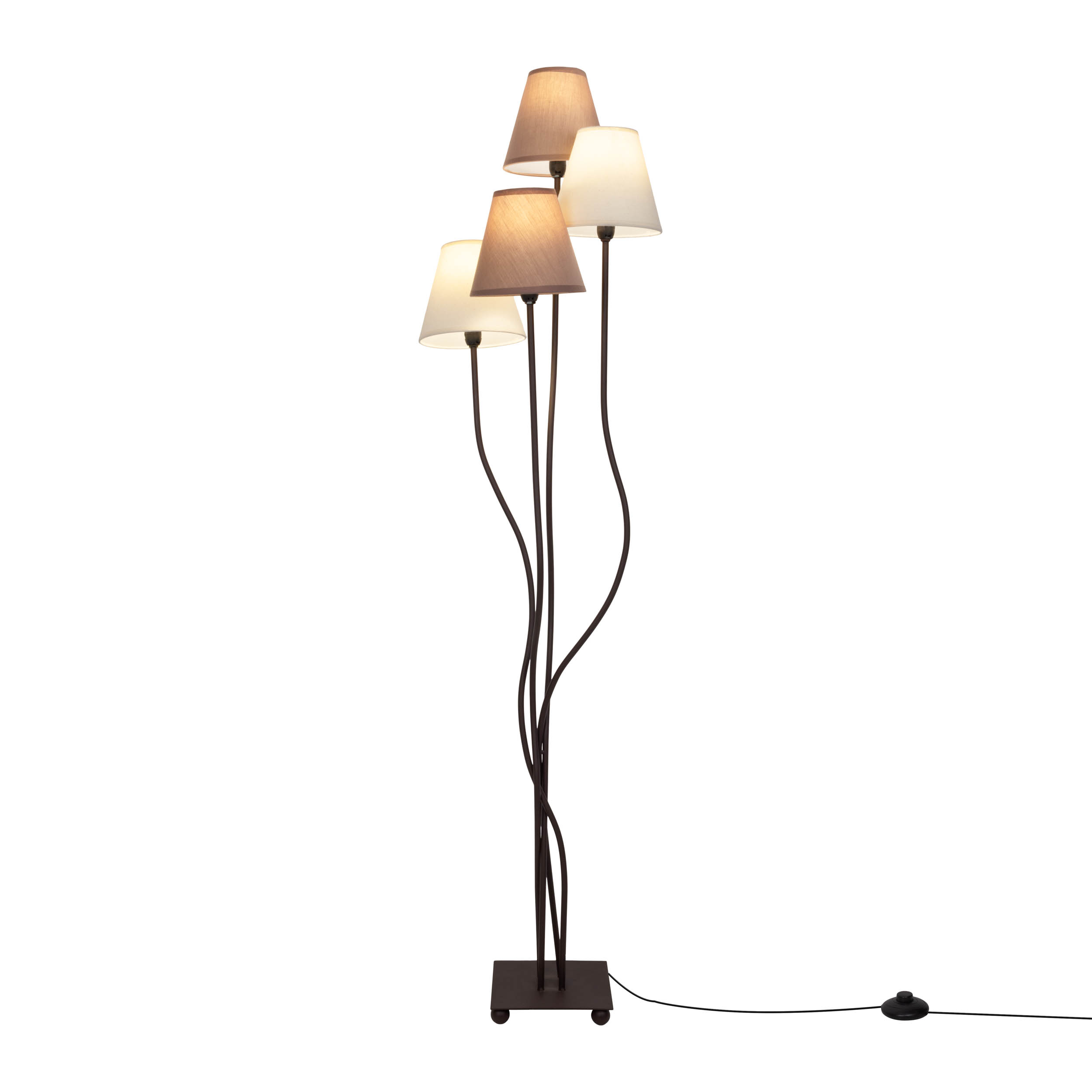 Stehlampe mit fünf Lampenschirmen. Die Lampe hat einen dunkelbraunen Stiel mit schwarzem Sockel. Weißer Hintergrund.