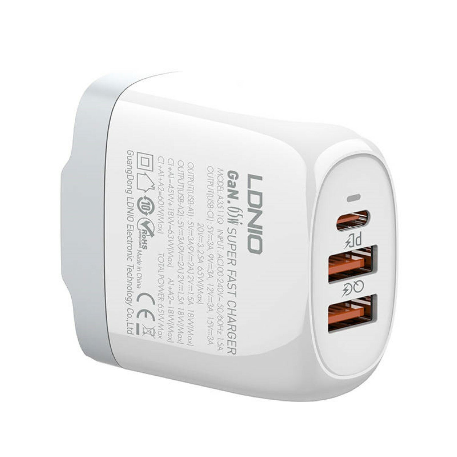 Ein weißes Ladegerät wird gezeigt. Es hat zwei USB-Anschlüsse und Etiketten mit seinen Spezifikationen und Marke.