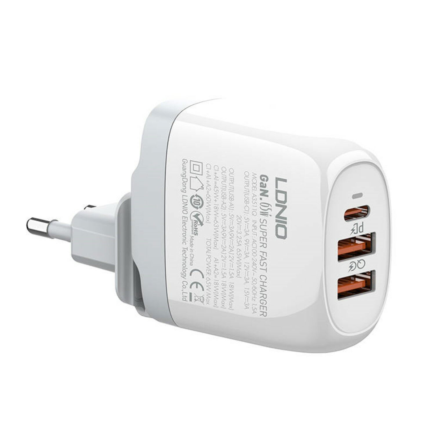 Ein weißes und graues LDNIO Schnellladegerät mit drei USB-Anschlüssen und einem zweipoligen Stecker, isoliert.