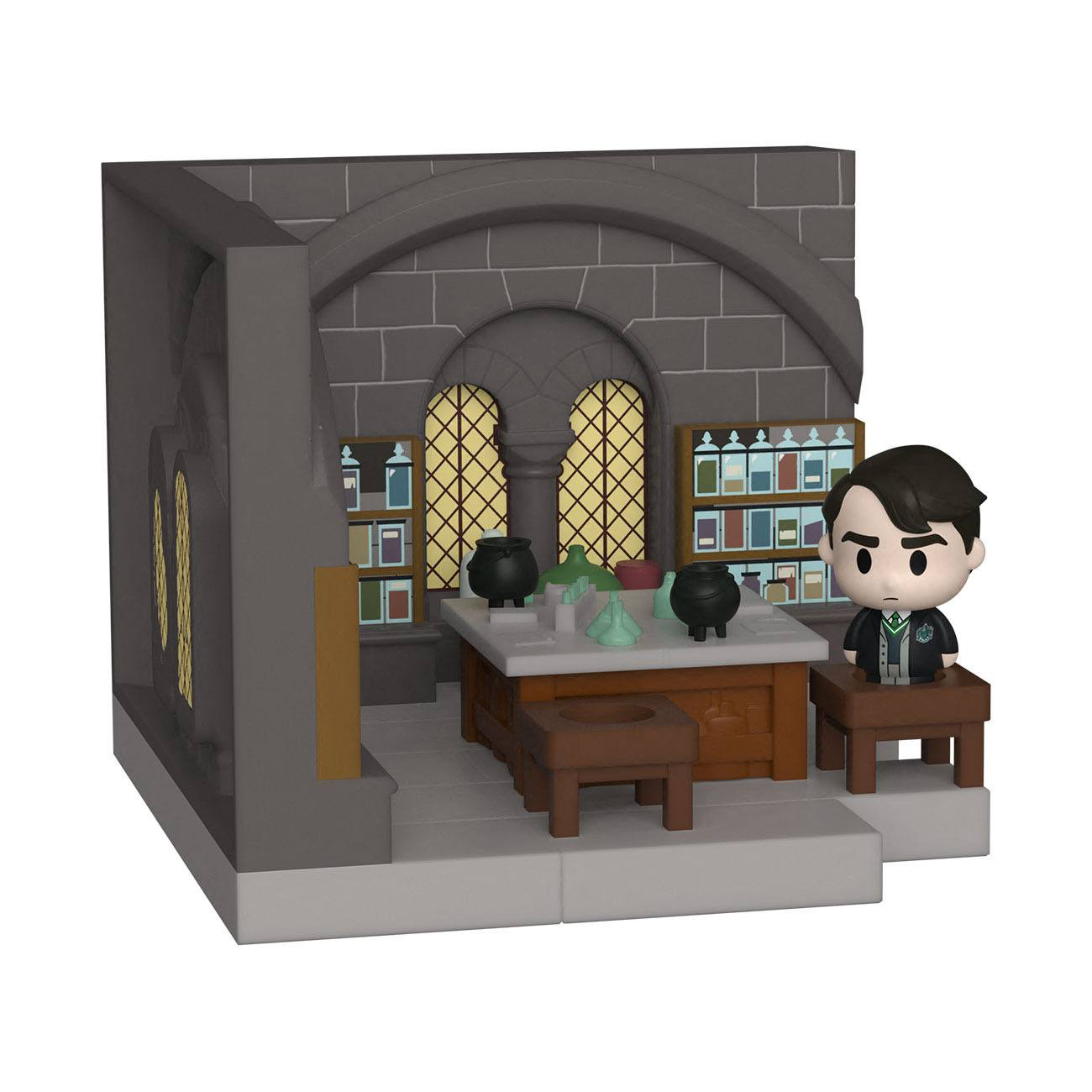 Figura Funko Pop de Tom Riddle en diorama de clase de pociones, con mesa, estanterías y pociones.