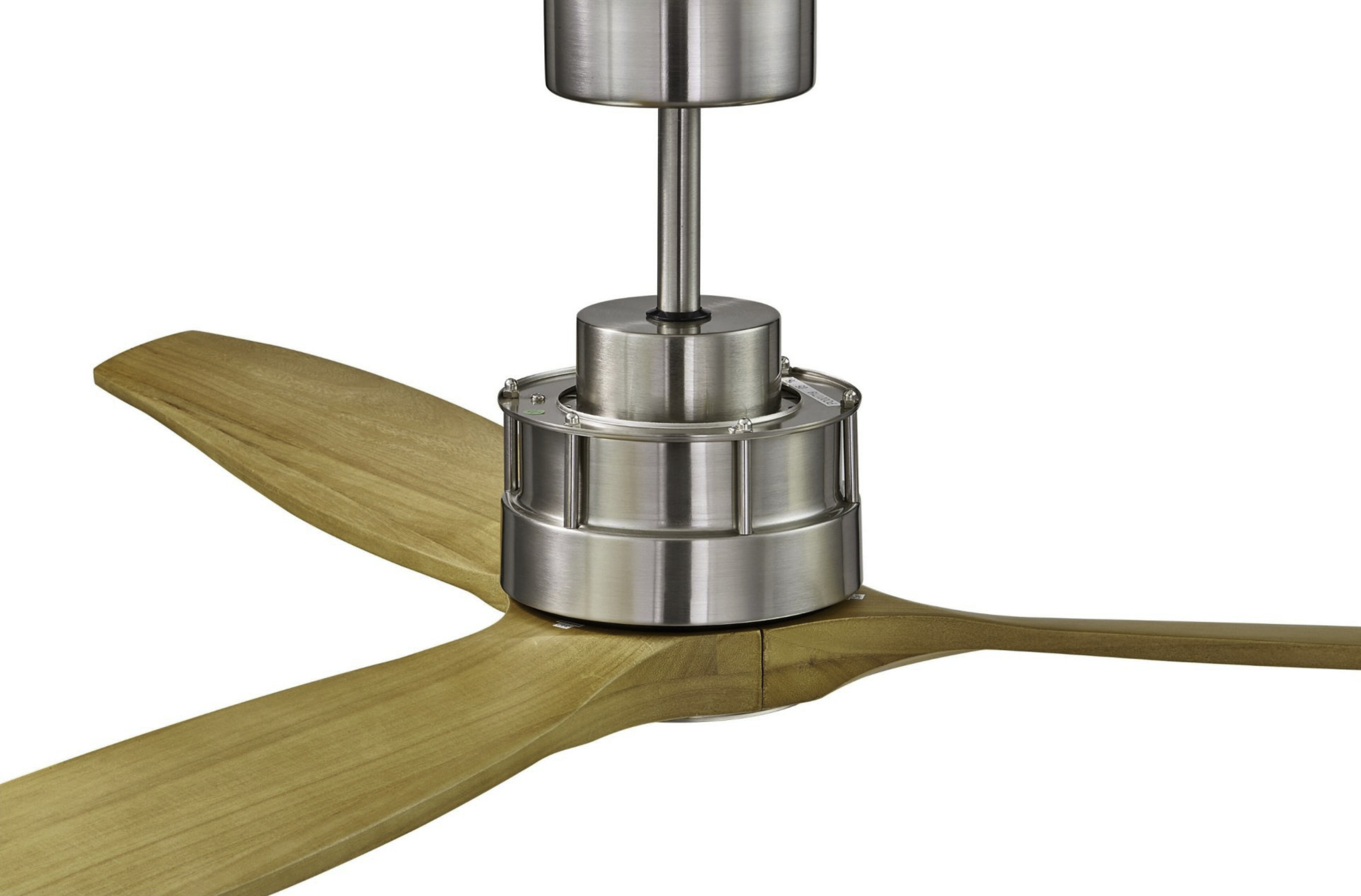 Deckenventilator mit silbernem Motor und Holzflügeln. Der Ventilator ist an einer weißen Decke montiert.