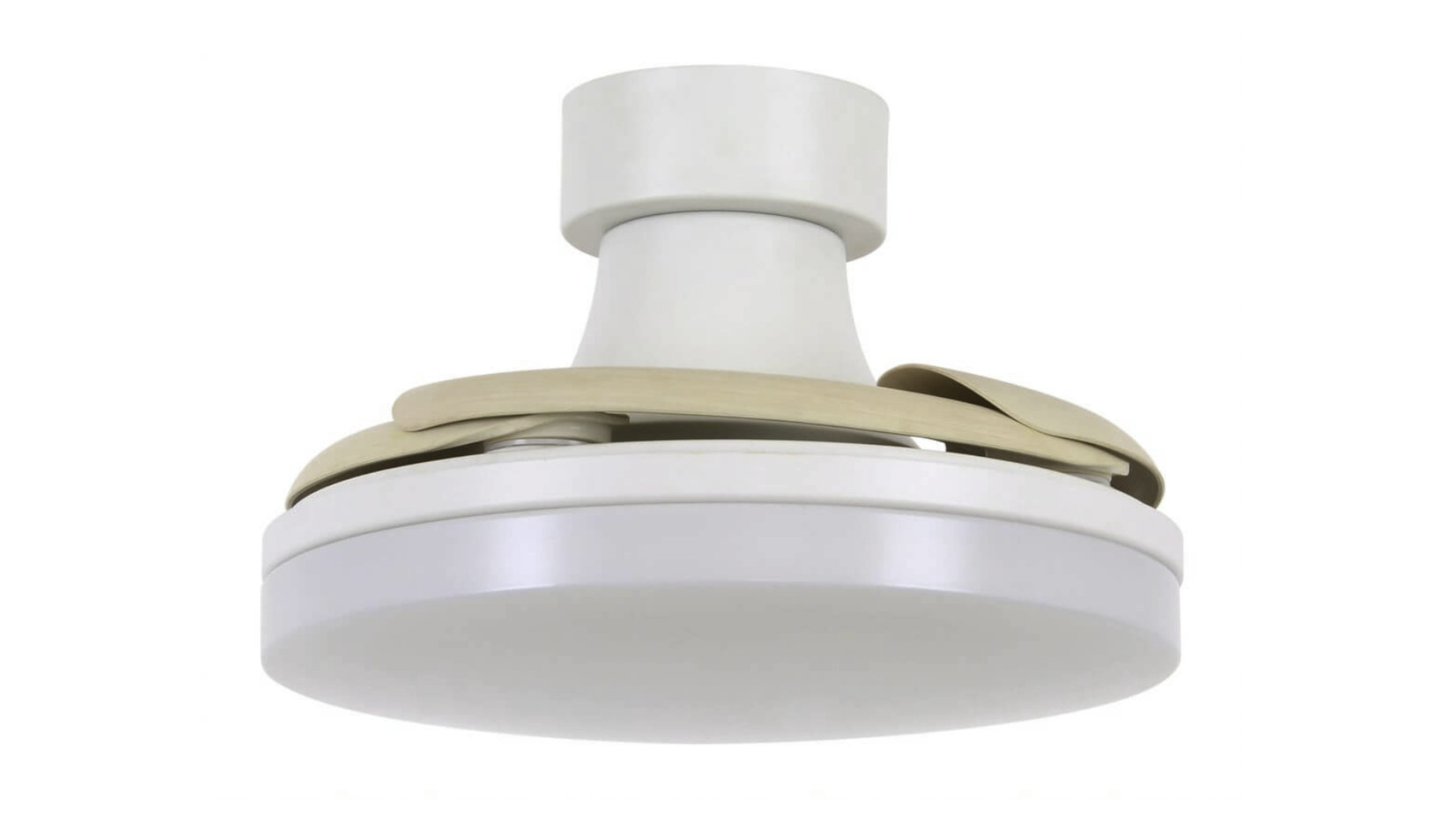 Weißer Deckenventilator mit drei Holzblättern und einer kreisförmigen LED-Leuchte, isoliert auf weißem Hintergrund.