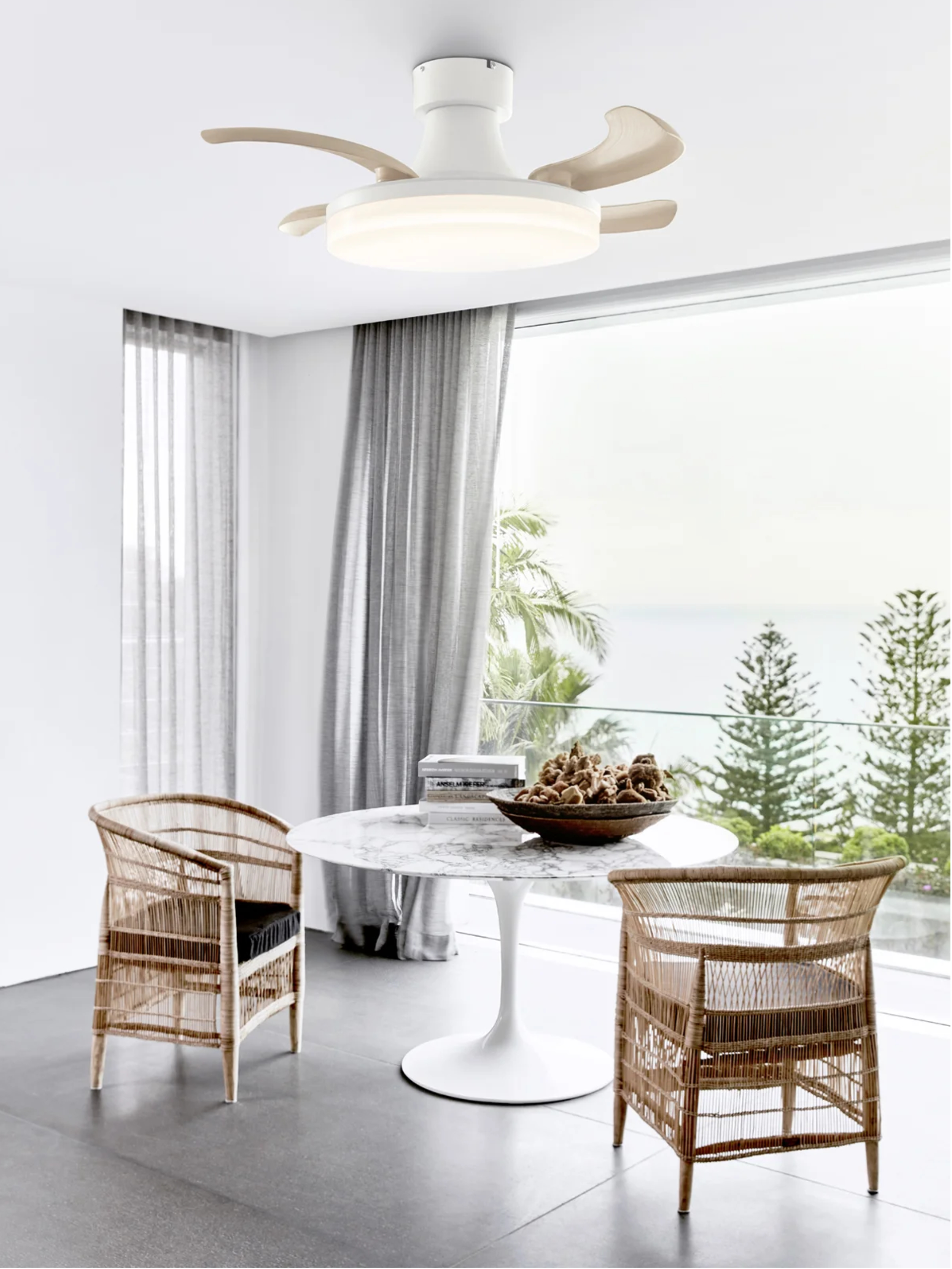 Esszimmer mit Tisch und Stühlen, Deckenventilator und Fensterblick.