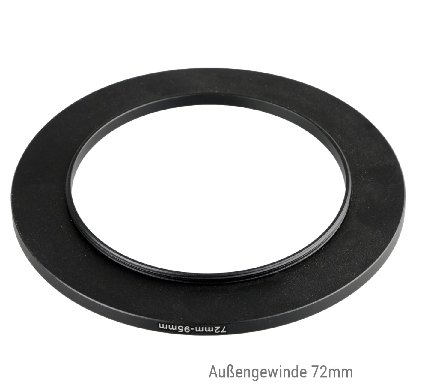 Schwarzer Kamerafilterring mit Text 72mm-95mm. Der Hintergrund ist weiß.