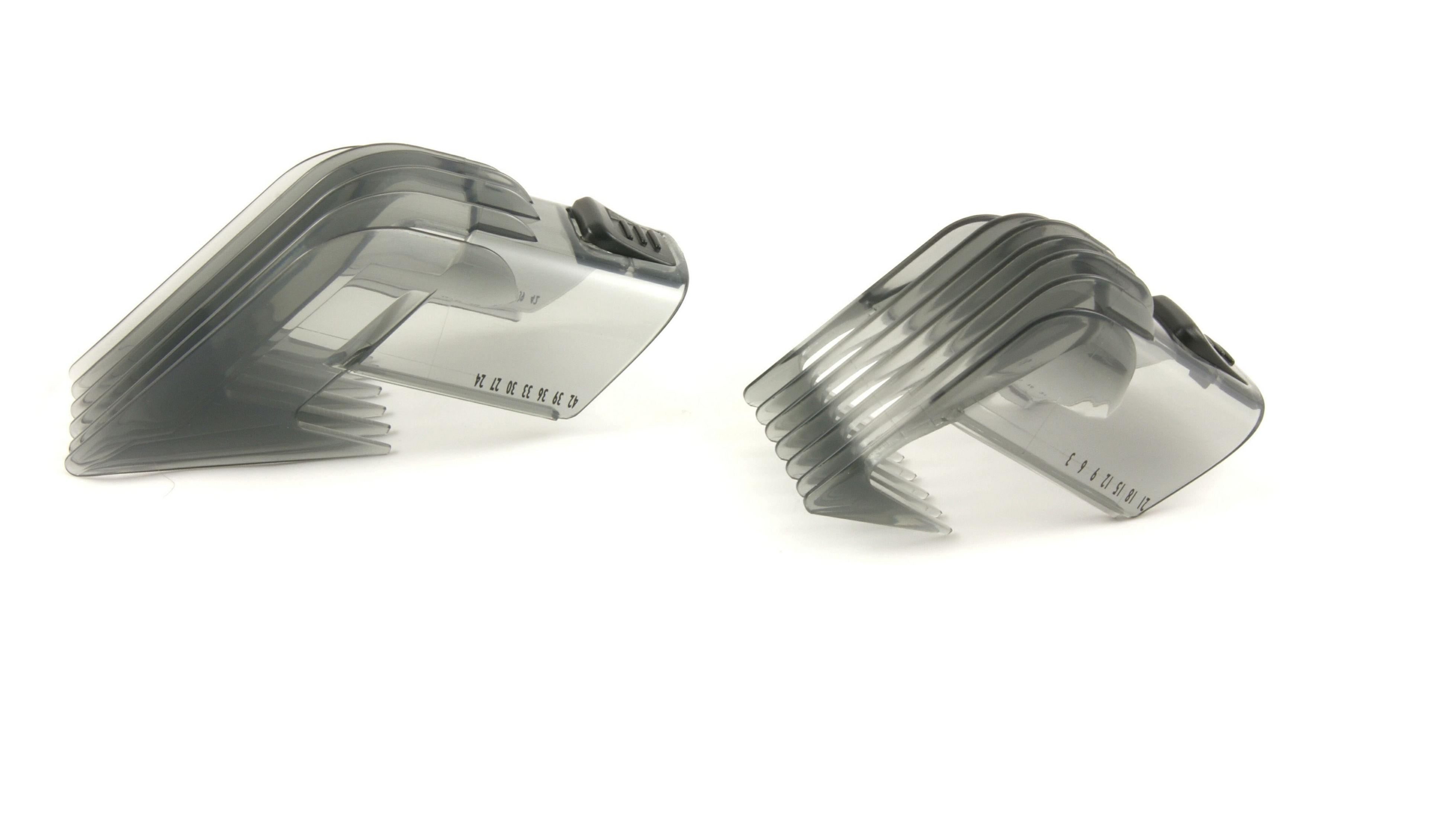 Due protezioni per tagliacapelli grigie trasparenti su una superficie bianca, che mostrano indicatori di dimensioni e leve di regolazione.