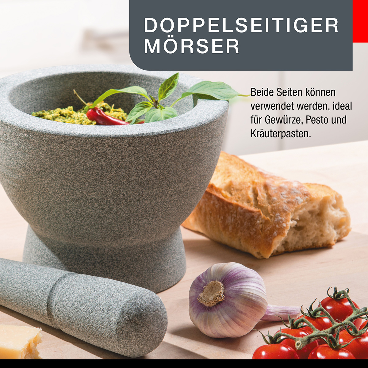 Mörser und Stößel mit Zutaten wie Pesto, Knoblauch und Tomaten.