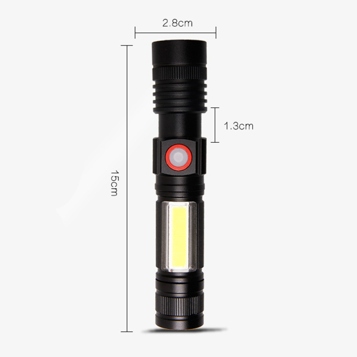 Schwarze Taschenlampe mit Maßen in Zentimetern. Hat einen roten Knopf und ein weißes rechteckiges Licht.