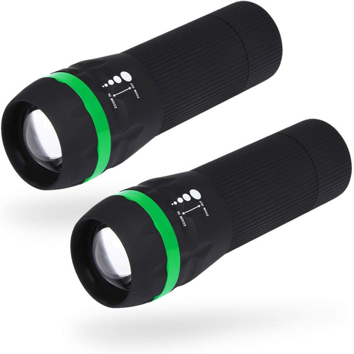 Zwei schwarze und grüne Taschenlampen. Das Licht ist sichtbar. Die Taschenlampen sind auf weißem Hintergrund.
