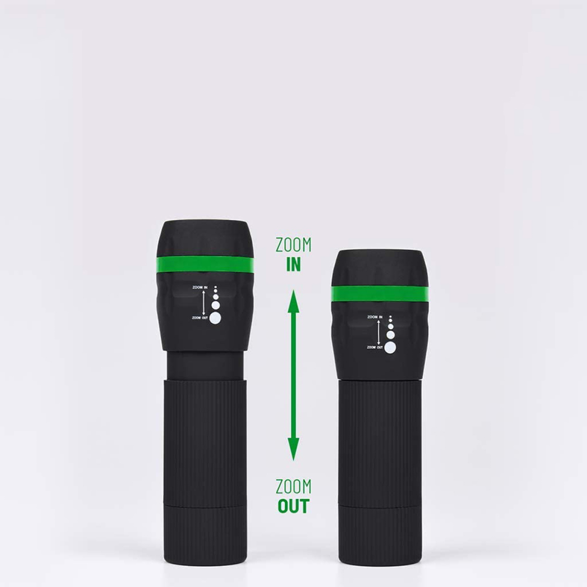 Zwei schwarze Taschenlampen, eine gezoomt und eine ausgezoomt.