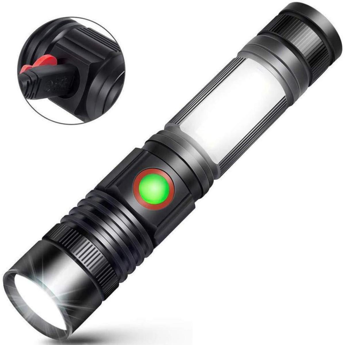 Schwarze Taschenlampe mit grünem Knopf und Licht. Schwarzes Ladegerät eingesteckt. Weißer Hintergrund.