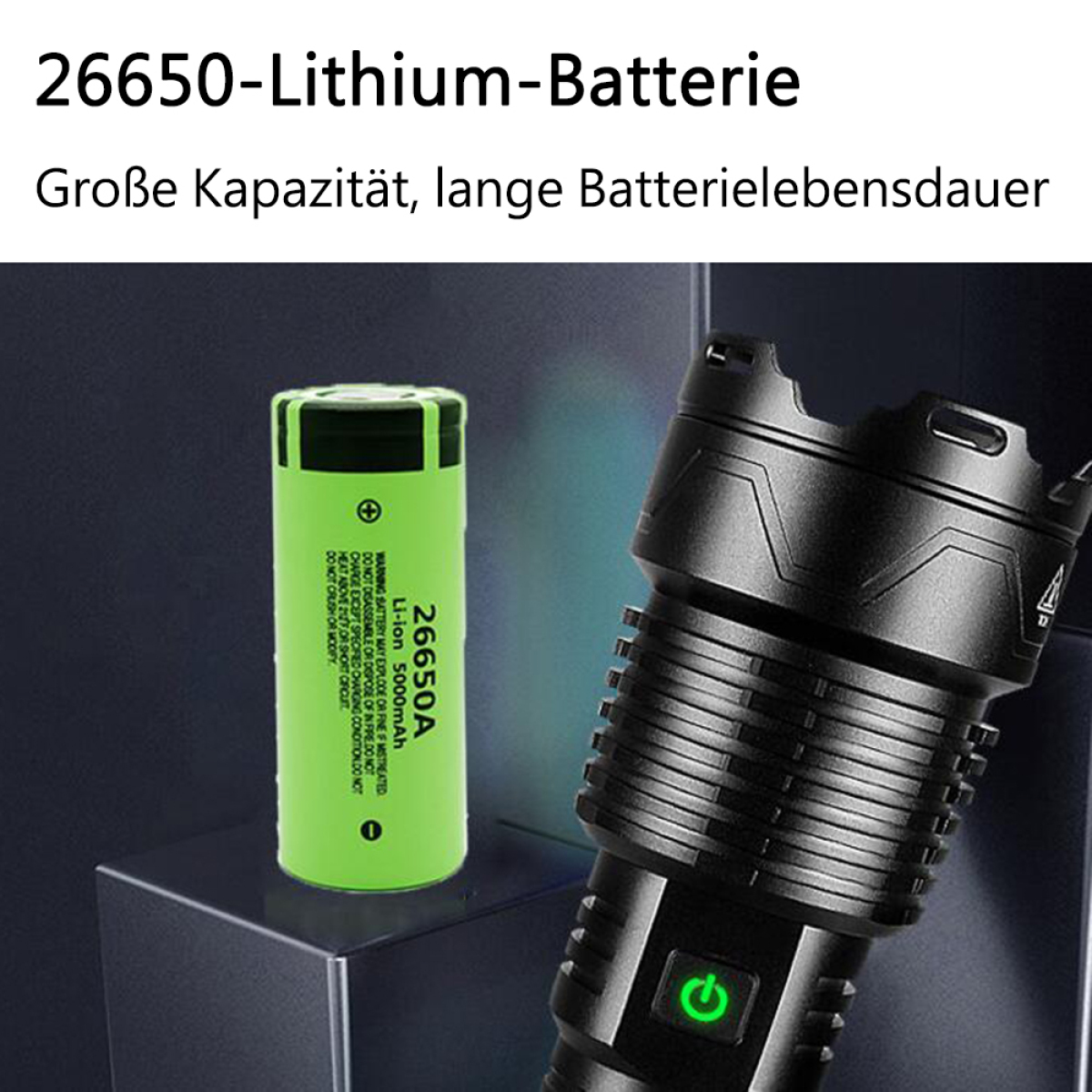 Grüne Lithium-Batterie neben einer schwarzen Taschenlampe. Text: '26650A' und '5000mAh'.