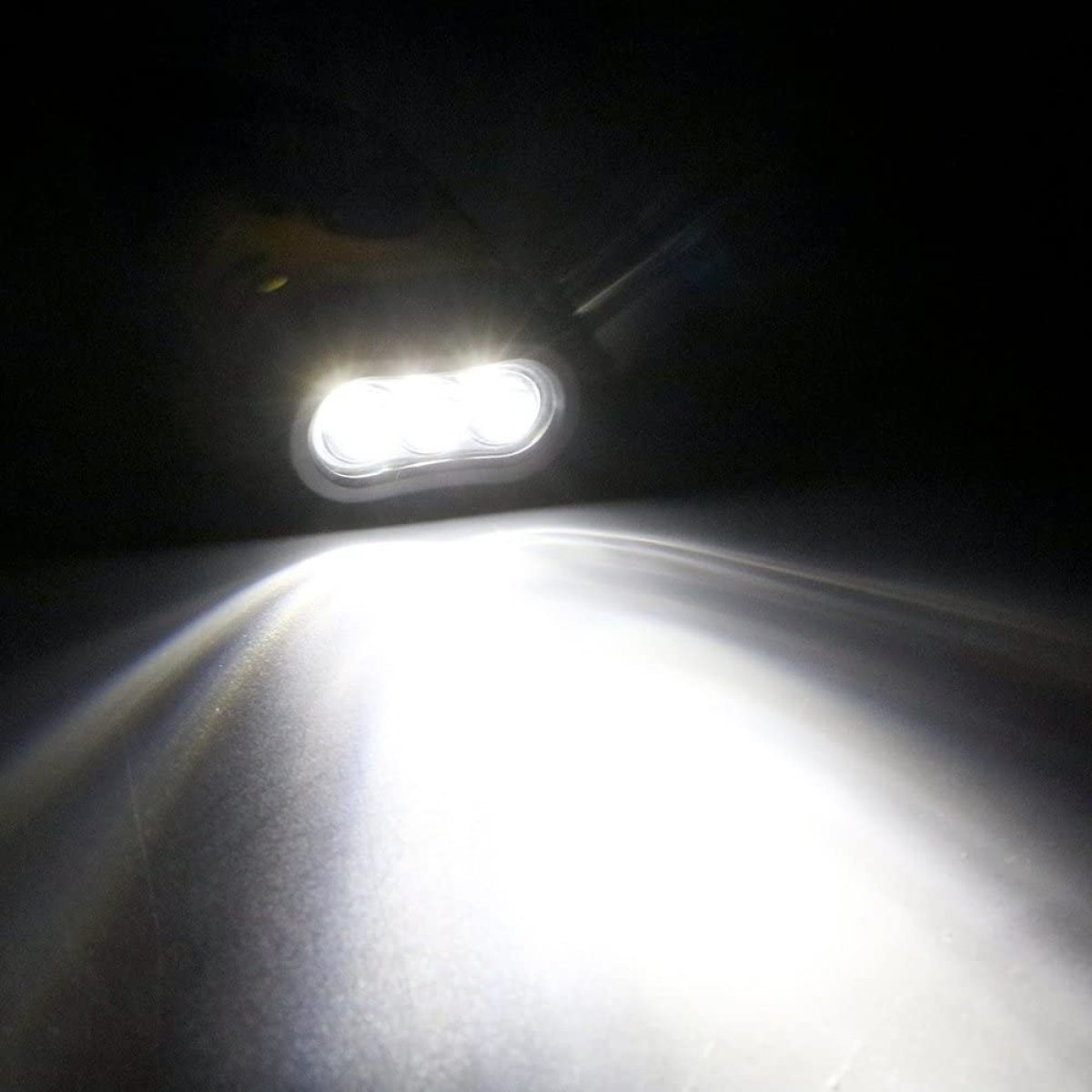 Helles weißes Licht, das von einer dreifachen LED-Lichtquelle ausgeht.