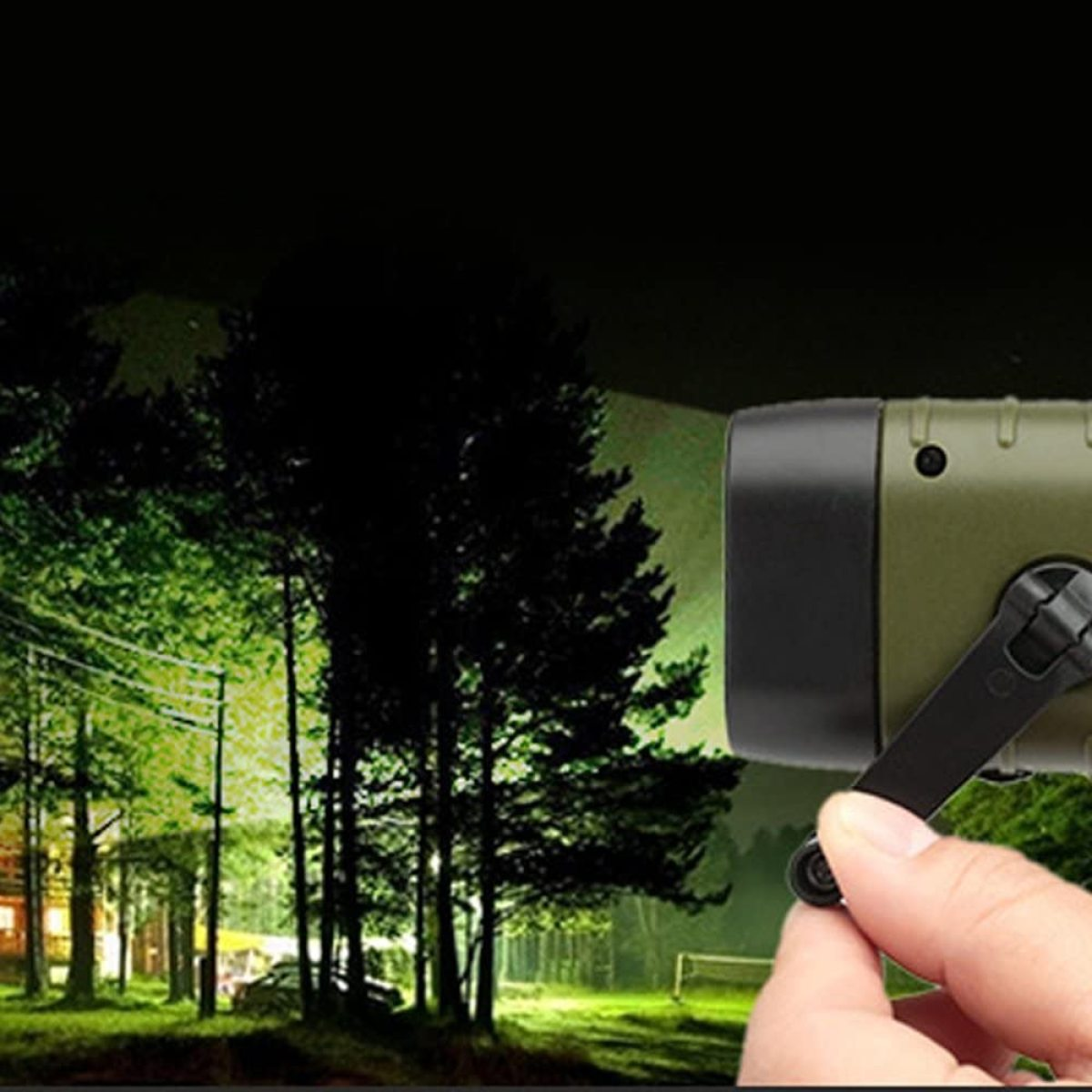 Eine Kurbeltaschenlampe beleuchtet nachts einen Wald, Bäume im Hintergrund.