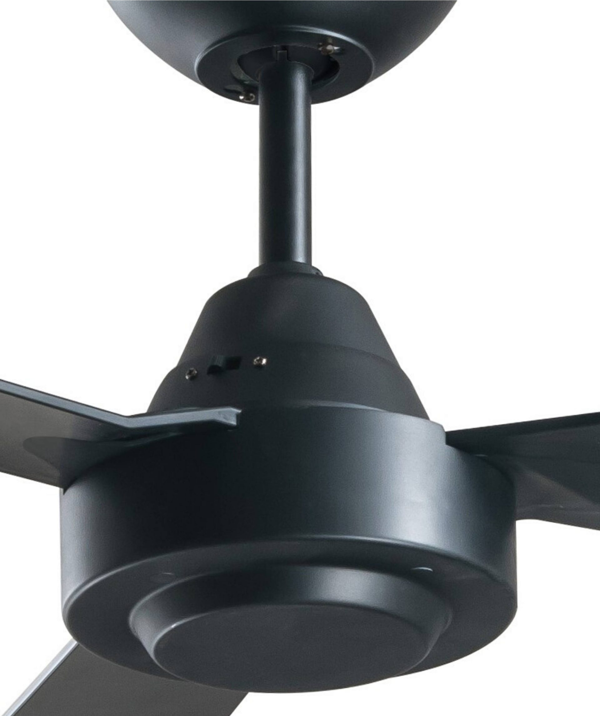 Schwarzer Deckenventilator mit drei Flügeln, an weißer Decke montiert. Nahaufnahme.