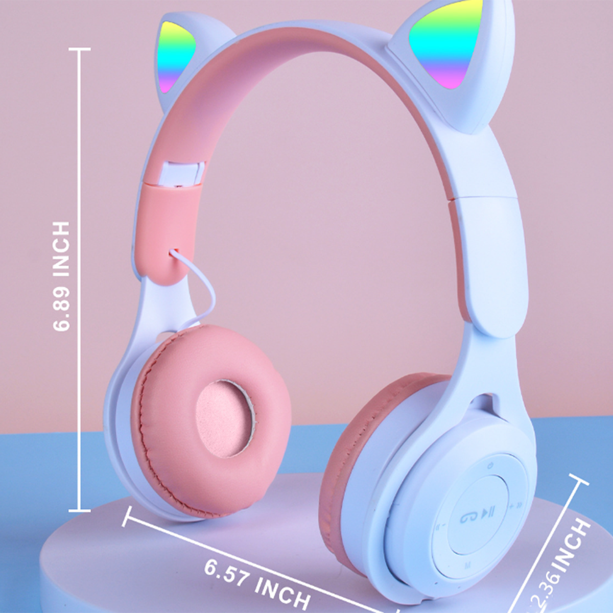 Rosa-weiße Katzenohrkopfhörer mit Regenbogenlichtern an den Ohren, Abmessungen sind angegeben.