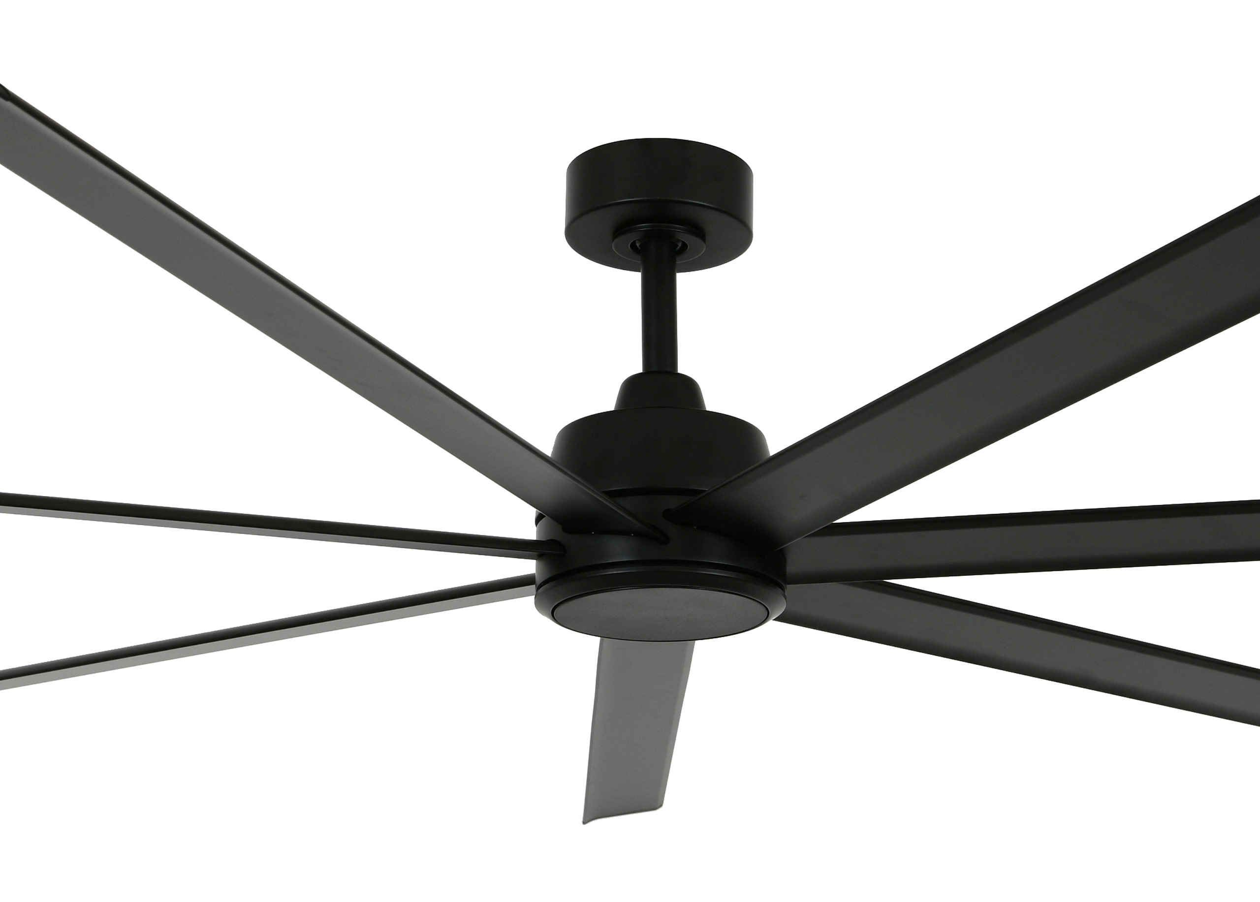 Schwarzer Deckenventilator mit sechs Flügeln. Der Ventilator ist zentriert, die Flügel strahlen aus.