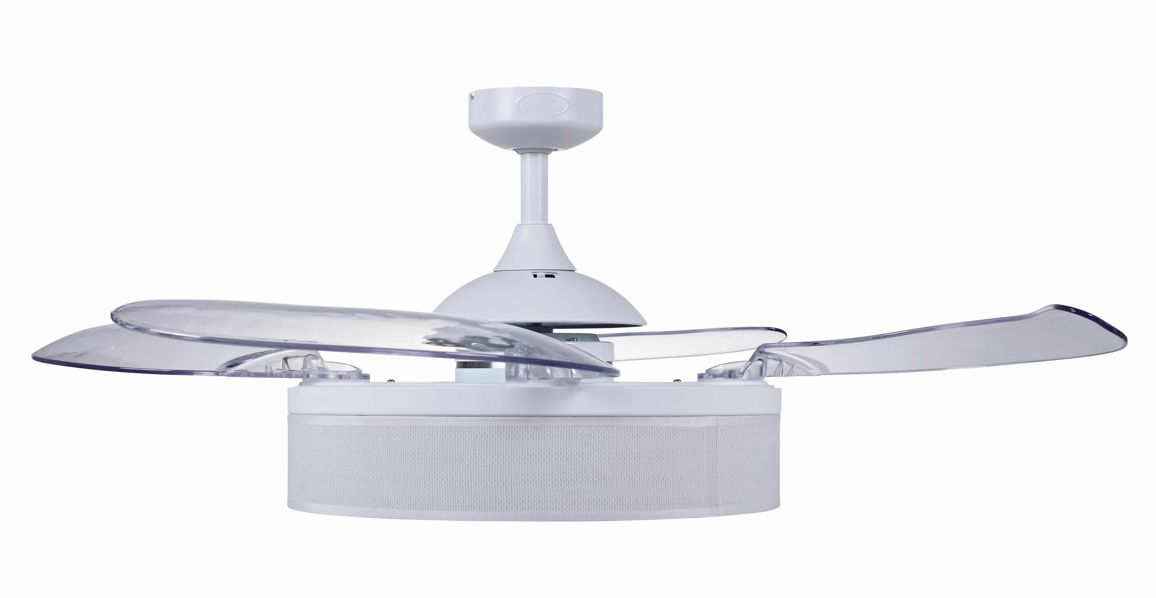 Weißer Deckenventilator mit transparenten Flügeln, vor weißem Hintergrund hängend.