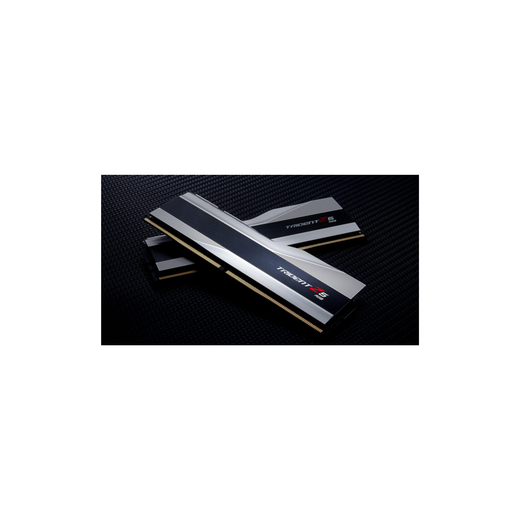 Zwei G.Skill Trident Z5 RAM-Riegel auf schwarzem Untergrund. Sie haben silberne und schwarze Akzente.