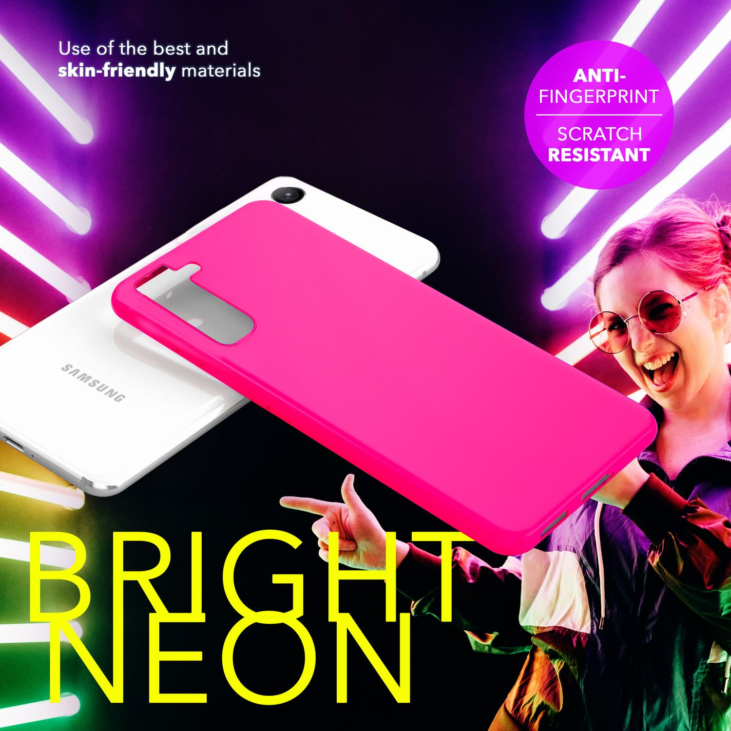 Eine Frau hält eine pinkfarbene Handyhülle, mit einem weißen Telefon und hellem Neontext hinter ihr.
