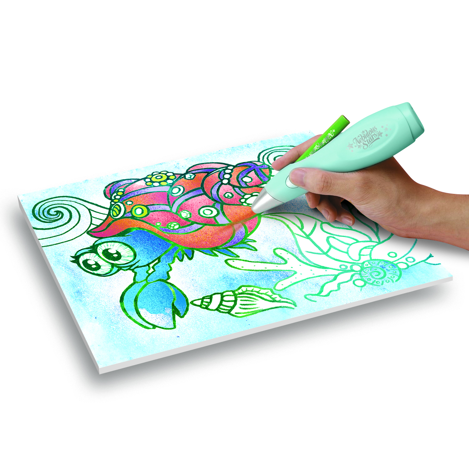 Person zeichnet mit einem blau-grünen Airbrush-Stift einen Cartoon auf weißer Oberfläche.
