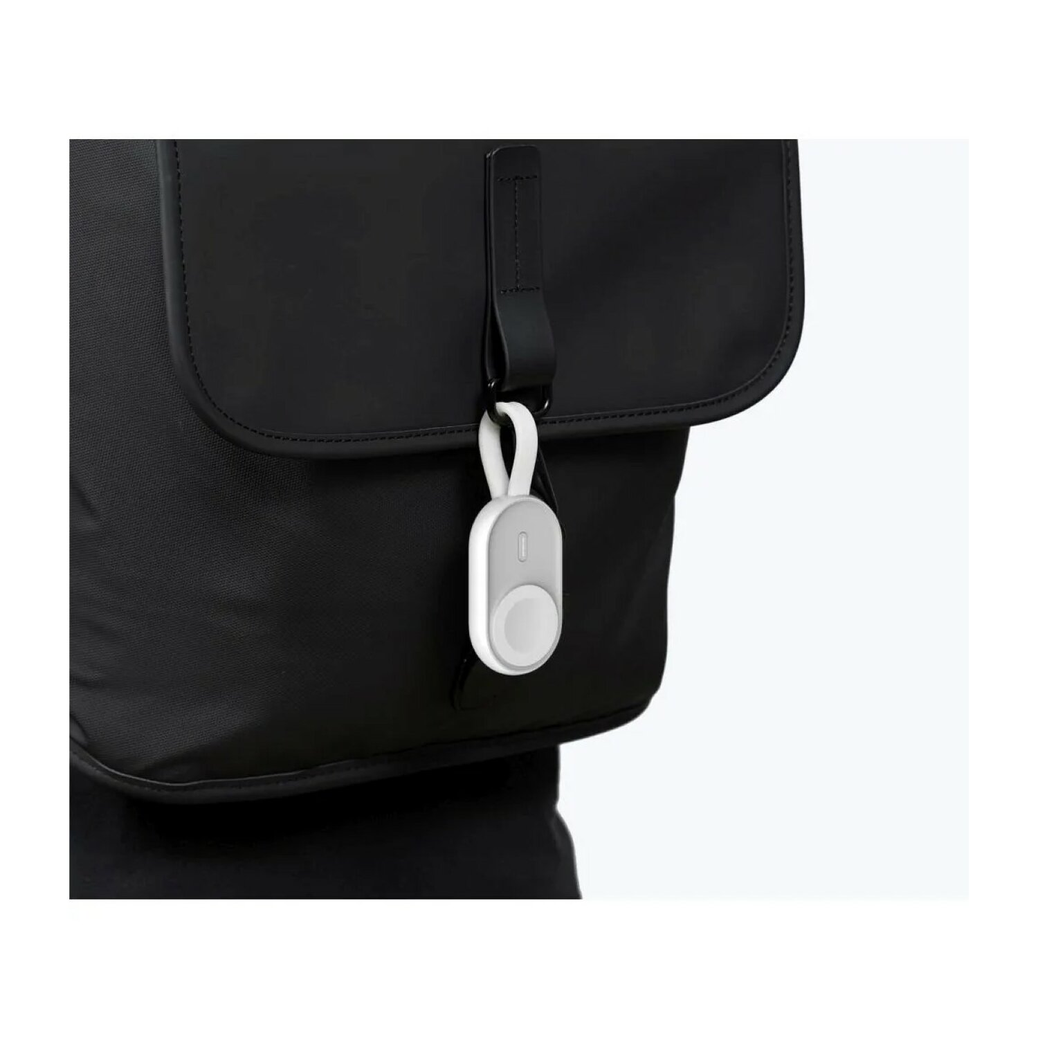 Schwarzer Rucksack mit weißem Zubehör, auf weißem Hintergrund.