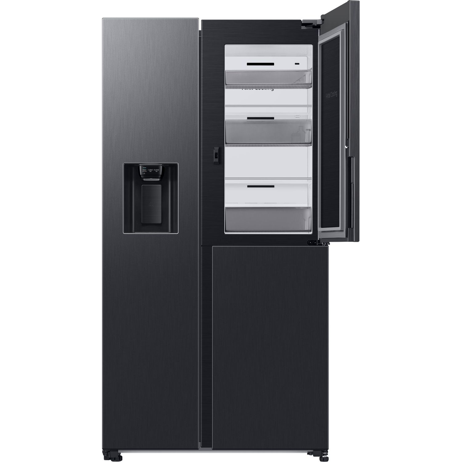 Schwarzer Side-by-Side-Kühlschrank mit offenem Gefrierfach. Regale und Schubladen sichtbar.