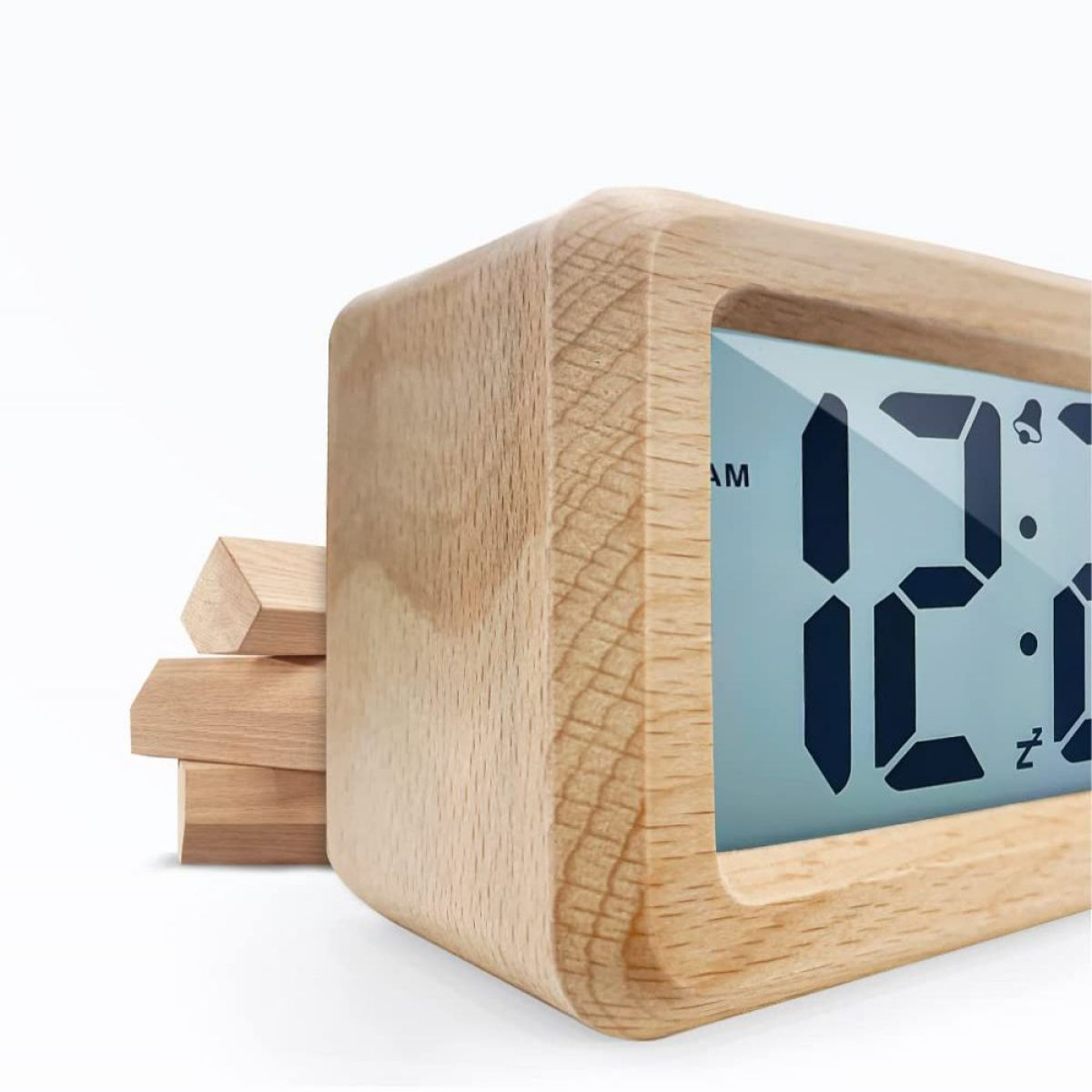 Digitaler Wecker aus Holz, der die Zeit anzeigt.