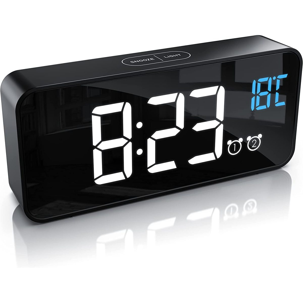 Ein schwarzer digitaler Wecker, der 8:23 Uhr anzeigt. Er hat eine Schlummertaste und zeigt die Temperatur an.