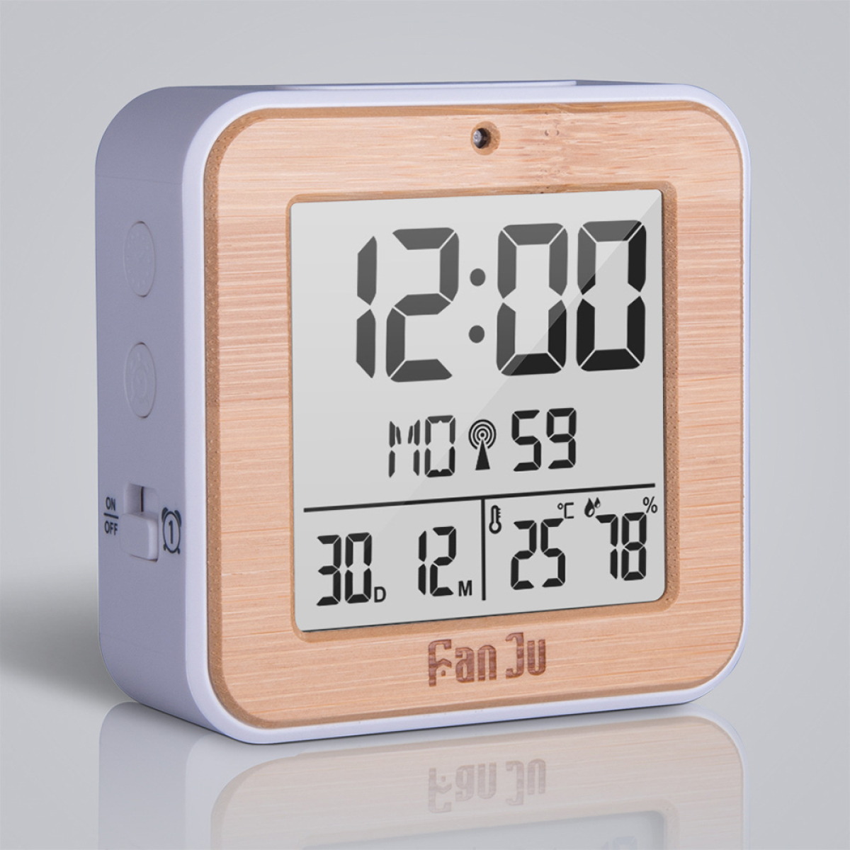 Digitaluhr mit Bambusrahmen, zeigt Zeit, Datum, Temperatur und Luftfeuchtigkeit. Weißer Hintergrund.