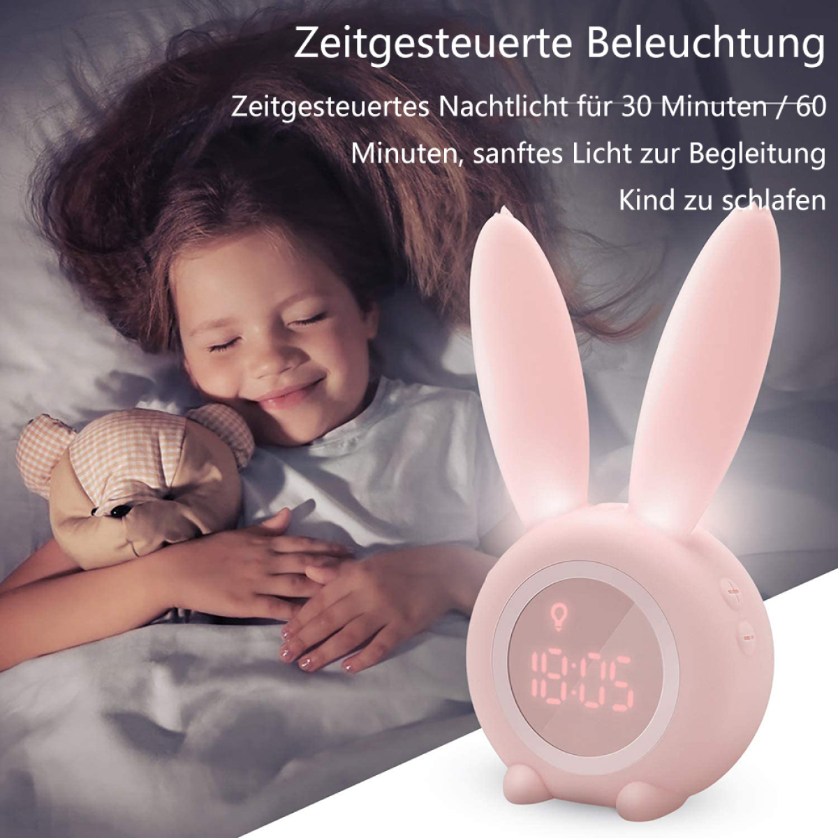 Ein Mädchen schläft, ein rosa, hasenförmiger Wecker leuchtet. Die Uhr zeigt die Zeit an.