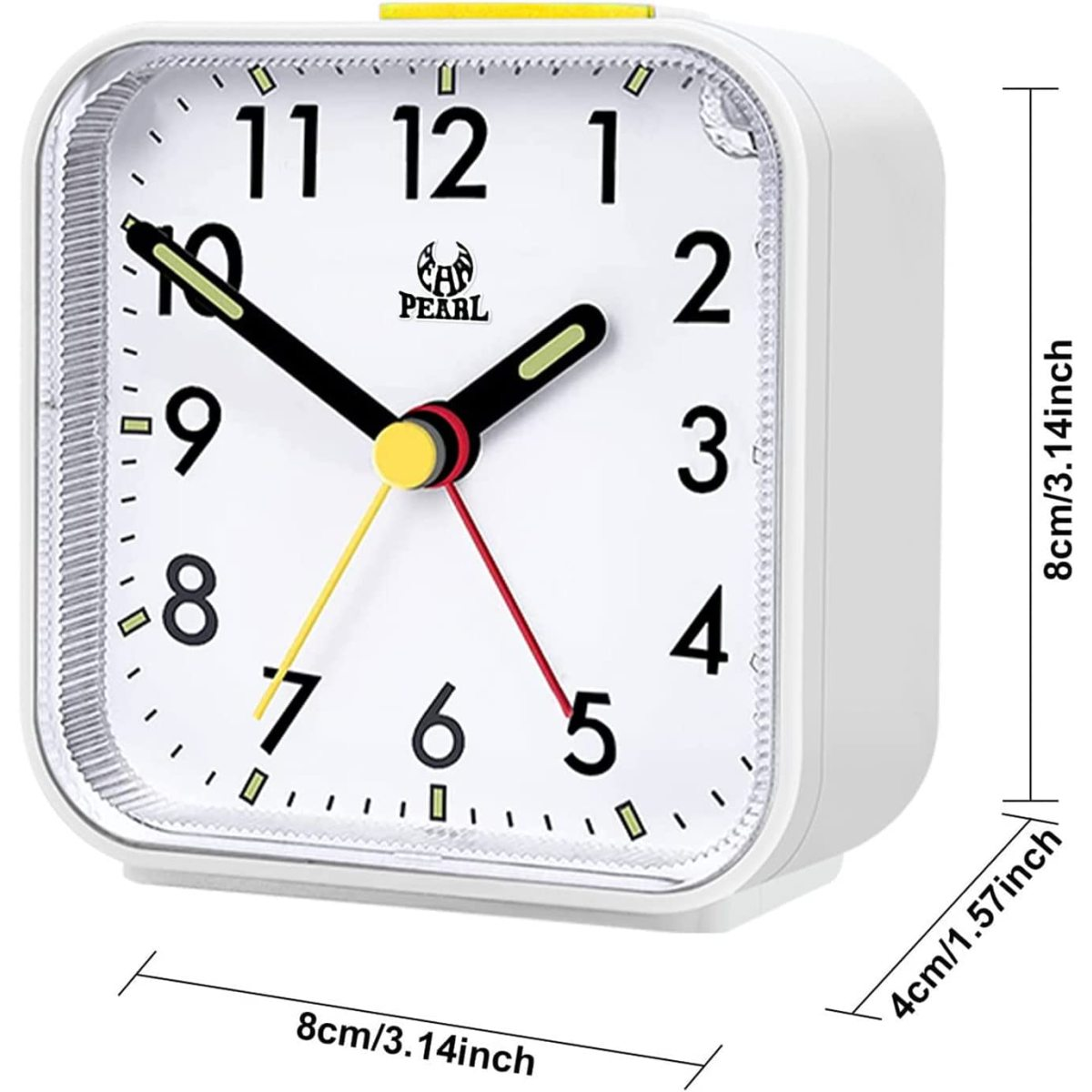 Ein quadratischer weißer Wecker mit gelbem Oberteil. Die Uhr hat schwarze Zahlen und Zeiger und ist 8x8x4cm groß.