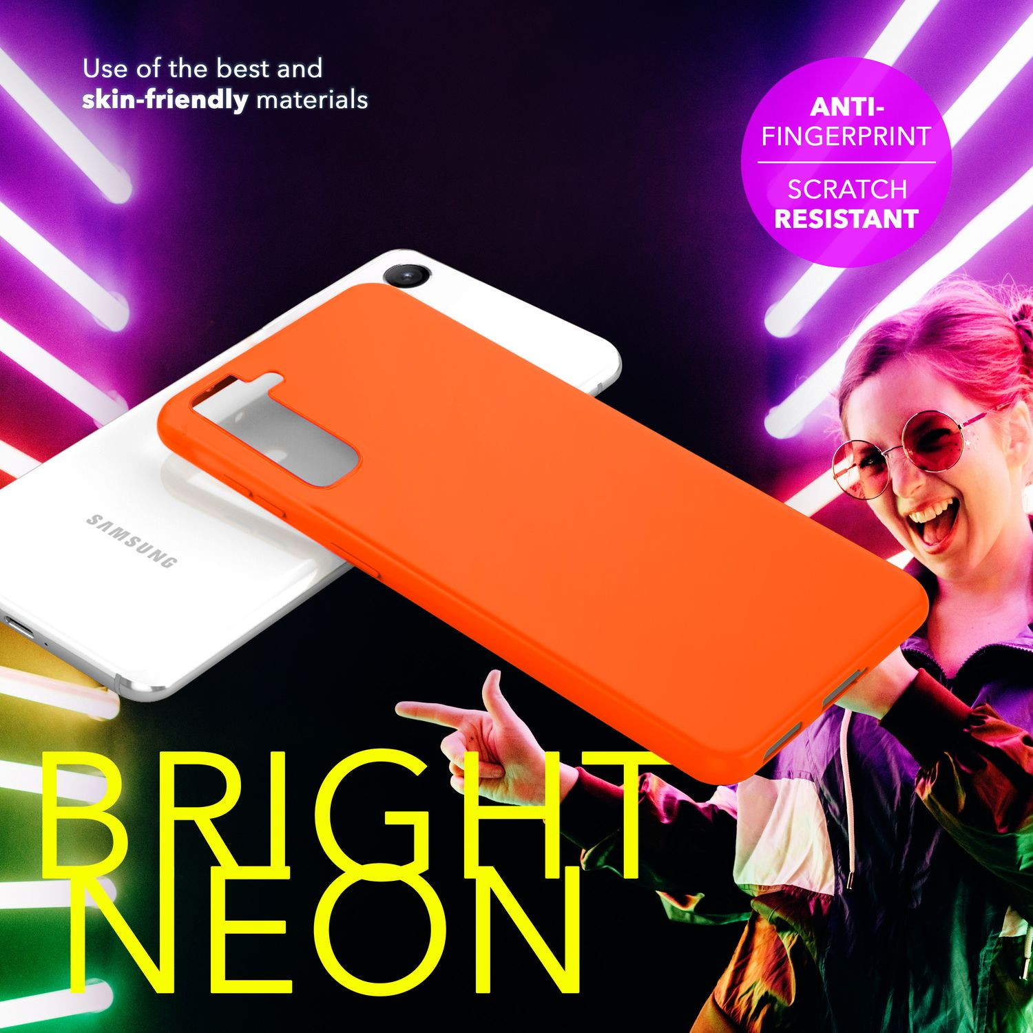Frau hält eine orangefarbene Handyhülle mit Neontext und ein weißes Handy im Hintergrund.