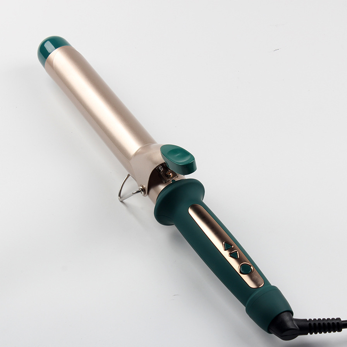 Ein gold-grüner Lockenstab mit grünem Griff. Es liegt auf einer weißen Oberfläche. Das Kabel ist schwarz.
